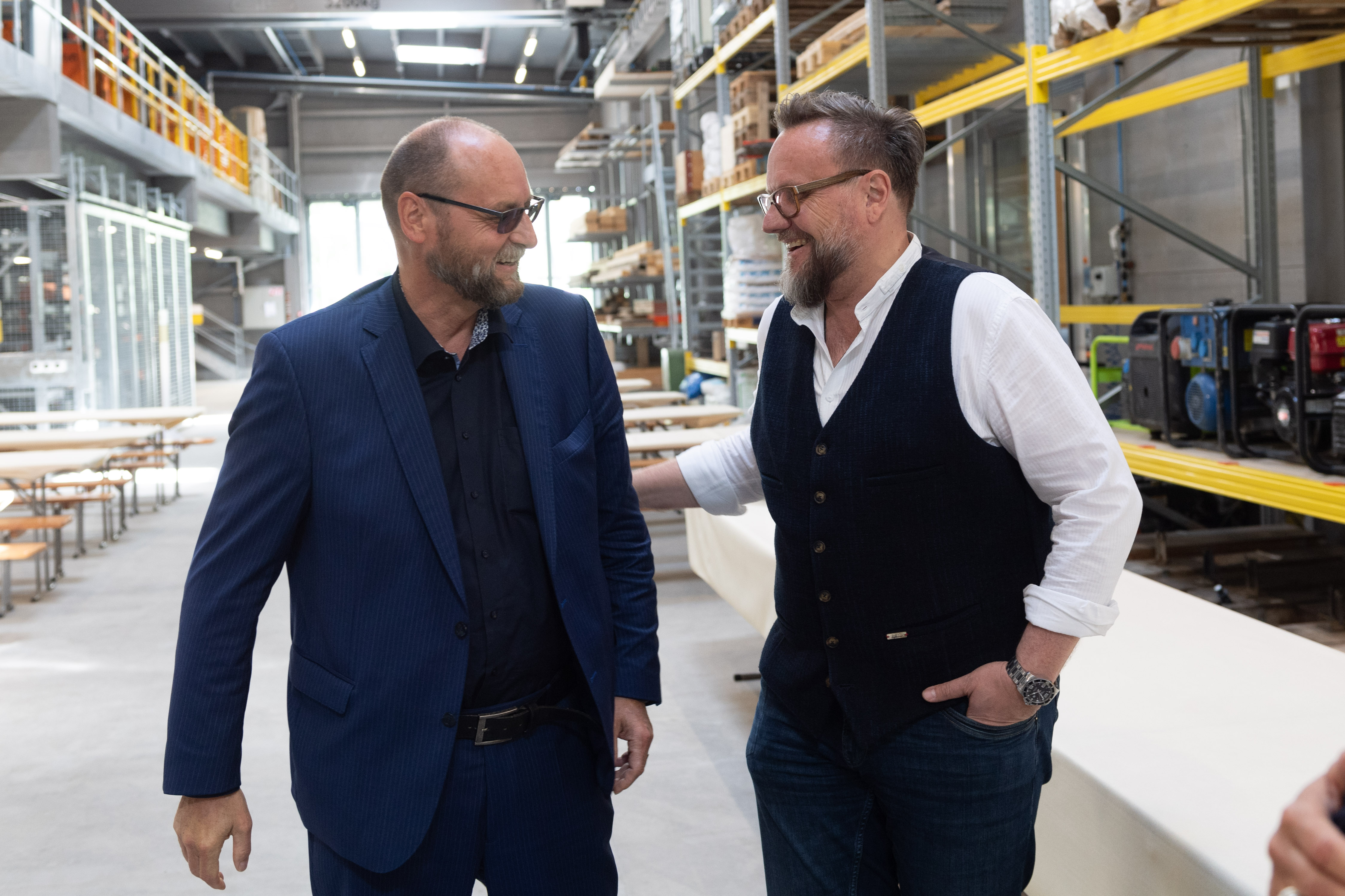 Bildlegende: ASTRA-Direktor Jürg Röthlisberger (links) gratulierte Baudirektor Roger Nager zum gelungenen Bauwerk.