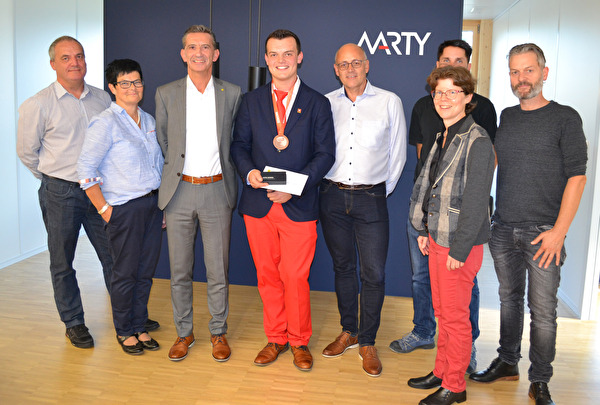 Bei der Ehrung des Bronzemedaillengewinners: (von links) Hans und Ursi Grepper (Eltern), Regierungsrat Beat Jörg, Bronzemedaillengewinner Patrick Grepper, Peter Arnold und Christoph Schuler (Marty AG), Amtsvorsteherin Yvonne Slongo und Karl Marbet, Ausbildungsberater, Amt für Berufsbildung.