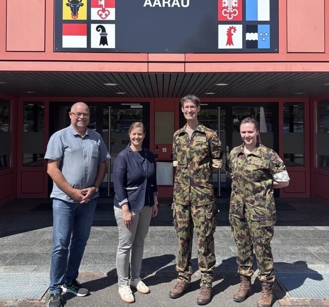 Besuch in Aarau: (von links) Urs Mock, Amtsvorsteher Bevölkerungsschutz und Militär, Sicherheitsdirektorin Céline Huber, Oberst André Güss, Kommandant Rekrutierungszentrum 4 Aarau, und Vivien Hofer, Kreiskommandantin