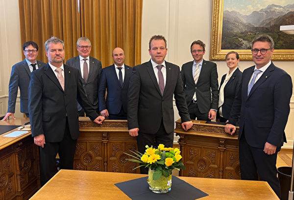 Gruppenbild des Urner Regierungsrats: (von links) Kanzleidirektor Roman Balli, Georg Simmen, Urban Camenzind, Daniel Furrer, Landammann Christian Arnold, Urs Janett, Céline Huber und Hermann Epp.