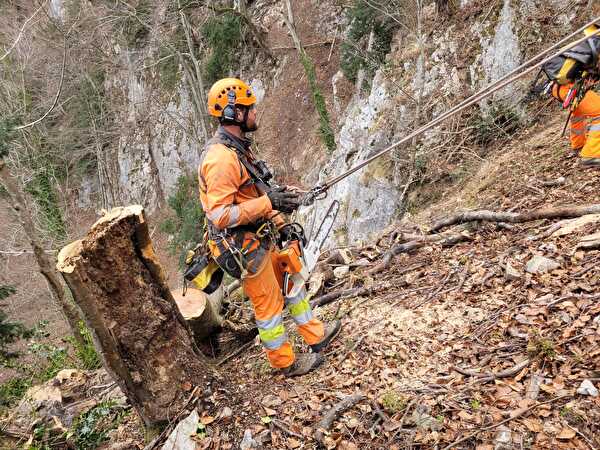 Die Kontroll- und Felsräumungsarbeiten sind anspruchsvoll und dienen der Verkehrssicherheit. Bild Amt für Betrieb Nationalstrassen