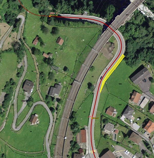 Gelb markiert sind die 50 Meter der Naturmauer, die an der Sustenstrasse saniert werden. Bild Baudirektion Uri