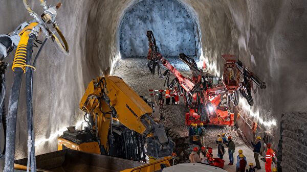 Stand des Vortriebs beim Sisikoner Tunnel in Blickrichtung Süd auf der Höhe von Sisikon. (Bild: Angel Sanchez)