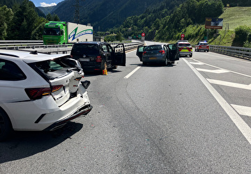 Unfall mit mehreren Fahrzeugen auf der Autobahn A2