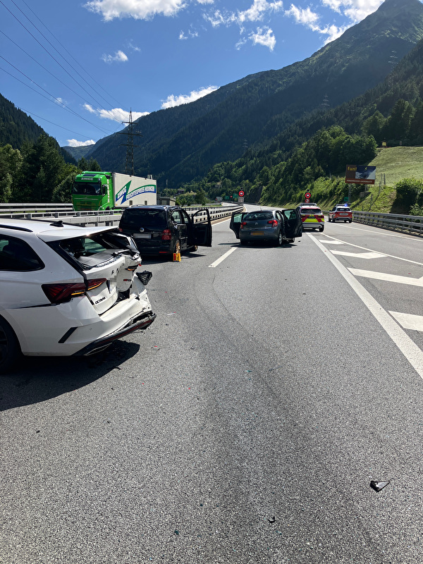 Unfall mit mehreren Fahrzeugen auf der Autobahn A2
