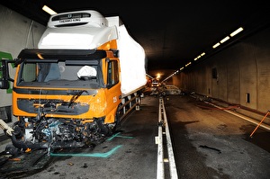 Ausgebrannter Personenwagen und zerstörter Lastwagen