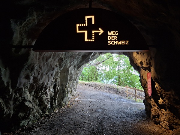 Portale markieren Ein- und Ausgang des Erlebnistunnels. Bild: Wiege der Schweiz