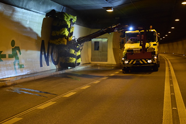 Reinigungsarbeiten im Tunnel. Bild Amt für Betrieb Nationalstrassen
