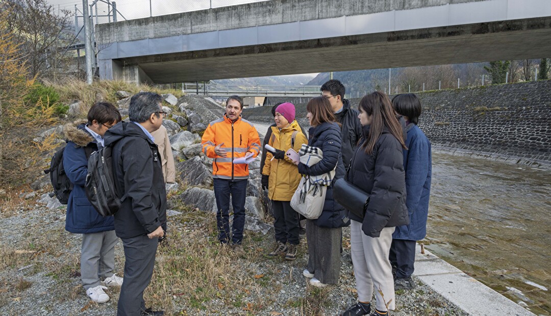 Die Wasserbauexpertinnen und -experten aus Tokyo bei der Besichtigung des RUAG-Sammlers in Bürglen zusammen mit Stefan Furger vom Amt für Tiefbau (orange Jacke). Bild Baudirektion Uri