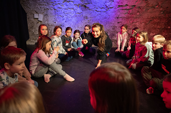 Madlen Arnold mit einer Klasse aus Attinghausen. Foto: Valentin Luthiger