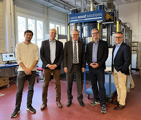 Matthias Kleissl (R&D, Production Engineer; Swiss Wood Solutions AG), Patrick Steiner (CFO & Corporate Development Manager; Swiss Wood Solutions AG), Volkswirtschaftsdirektor Urban Camenzind, Dr. Oliver Kläusler (CEO; Swiss Wood Solutions AG), Christoph Müller (Amt für Wirtschaft und öffentlichen Verkehr)