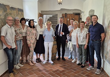 Regierungsrat Georg Simmen, Bildungs- und Kulturdirektor des Kantons Uri, mit den pensionierten Lehrpersonen im Schloss A Pro in Seedorf.