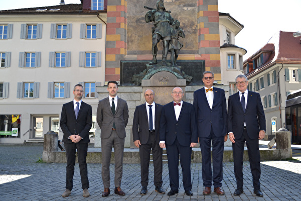 Empfang vor dem Telldenkmal in Altdorf: (von links) Tomás Fischer, Wirtschaftsattaché der luxemburgi-schen Botschaft, Michelangelo Temmerman, diplomatischer Berater der belgischen Botschaft, Regie-rungsrat Daniel Furrer, der luxemburgische Botschafter Conrad Bruch, der belgische Botschafter Pascal Heyman und Regierungsrat Urban Camenzind. 