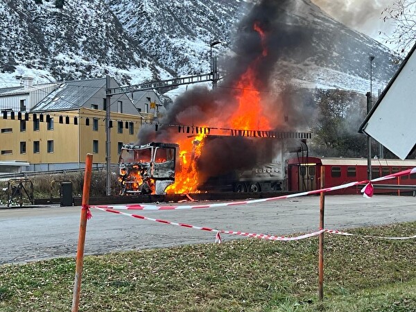 Lastwagen beim Autoverlad Furka in Brand geraten