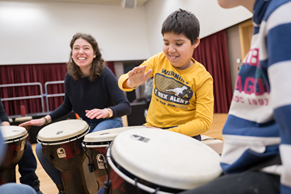 Kinder der Stiftung Papilio machten bei einem Percussionsworkshop mit. (Bild: Valentin Luthiger)