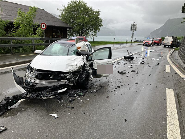 Verkehrsunfall auf der Axenstrasse – eine Person leicht verletzt