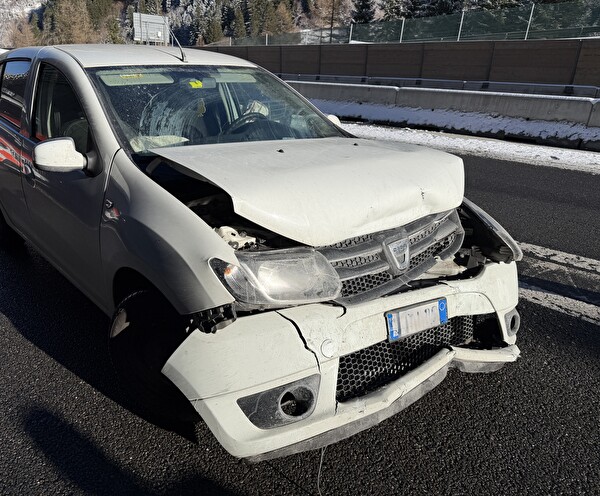 Auto kollidiert auf der A2 mit Aufprallschutz