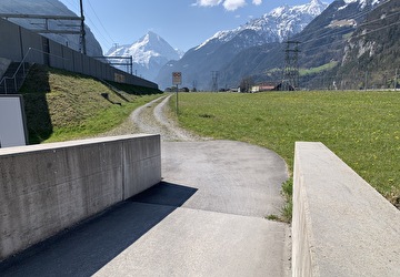 Bildlegende: Der aktuell noch mit einem Fahrverbot versehene Feldweg ergänzt künftig die Radwegverbindung zwischen Attinghausen und Erstfeld. Bild Baudirektion Uri