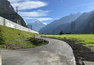 Der Abschnitt in Schattdorf des Radwegs Attinghausen-Erstfeld ist fertiggestellt. Bild Baudirektion Uri