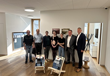 Projektbeteiligte und Schülerinnen: (von links) Wendel Loretz, Roland Wüthrich, Céline Huber, Lilith, Sara, Beat Bütikofer, Marco Infanger (Bild Amt für Forst und Jagd).