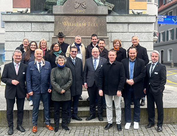 Die Vertreterinnen und Vertreter der Kantonsparlamente von Zug und Uri beim Gruppenbild am Fuss des Telldenkmals. Die Delegationen standen unter der Leitung von Kantonsratspräsident Karl Nussbaumer und Landratspräsident Martin Huser (Bildmitte). 