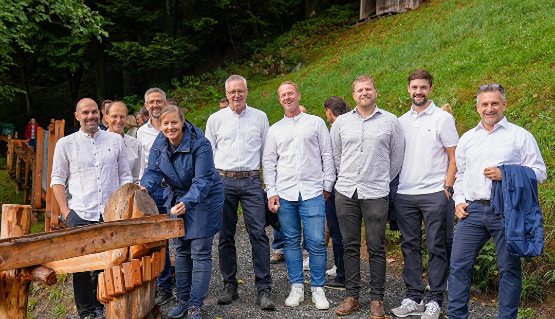 Landesstatthalterin Céline Huber mit den Verantwortlichen der Jungen Wirtschaftskammer Uri, der Korporationsbürgergemeinde Altdorf und des Holzkreislaufs Uri (Bild Beni Arnold).