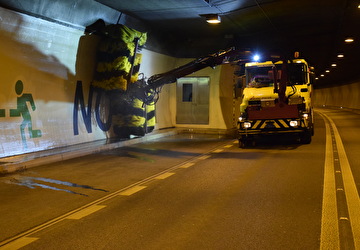 Reinigungsarbeiten im Tunnel. Bild Amt für Betrieb Nationalstrassen