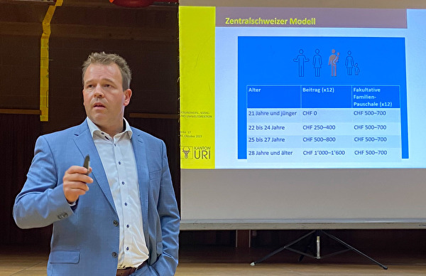 Gesundheitsdirektor Christian Arnold erklärt anlässlich der Informationsveranstaltung vom 4. Oktober 2023 die Eckpunkte der Umsetzung der Pflegeinitiative im Kanton Uri