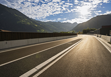 Die neue Strassenbrücke über den Schächen ist eines der Wahrzeichen der West-Ost-Verbindungsstrasse (WOV). Bild Baudirektion Uri