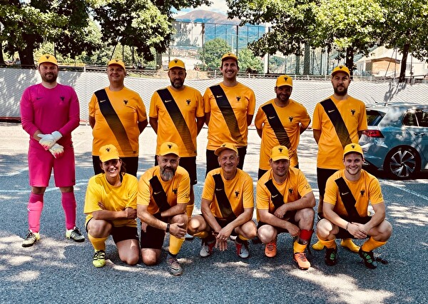 So sehen zufriedene Fussballerinnen und Fussballer aus - der FC Landrat Uri, Ausgabe 2022.