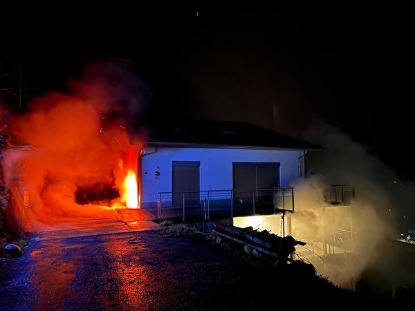Brand eines Mehrfamilienhauses