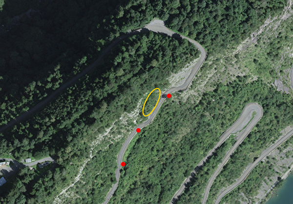 Sicherungsarbeiten (gelber Kreis) und das Erstellen von Versuchsankern (rote Punkte) an der Isenthalerstrasse haben Nachtsperrungen zur Folge. Bild Baudirektion Uri