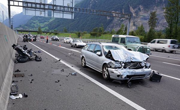 Schwerer Verkehrsunfall auf Autobahnausfahrt