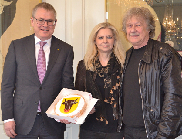 Zweiter Landverkauf in der Werkmatt Uri: (von rechts) Christoph Hürlimann, Elisabeth Weber und Volkswirtschaftsdirektor Urban Camenzind nach der Vertragsunterzeichnung im Bannersaal. 
