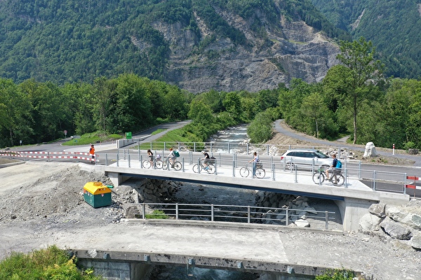 Sicher und getrennt: die Brücken für den Langsam- und den motorisierten Verkehr bei der Palanggen-brücke in Seedorf. Die alte Brücke im Vordergrund wird im Juli abgebrochen. Bild Baudirektion Uri