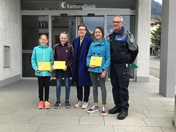 Drei Gewinnerinnen erhalten Preise der Urner Kantonalbank