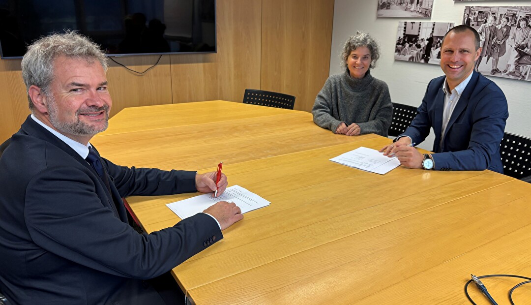 Regierungsrat Georg Simmen, Stiftungsrats-Vizepräsidentin Carmen Tresoldi und Stiftungsratsprä-sident Pascal Ziegler (von links) anlässlich der Unterzeichnung der neuen Programmvereinbarung.