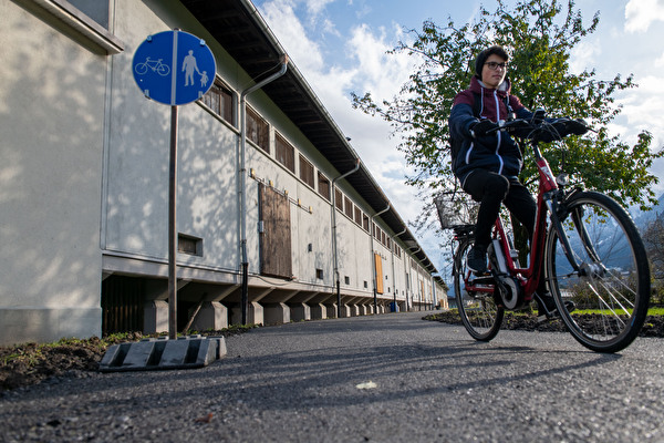 Neu können Velofahrer und Fussgänger auf dem Veloweg durch die Industriezone Werkmatt sicher zum Bahnhof Altdorf gelangen.Bild Baudirektion Uri