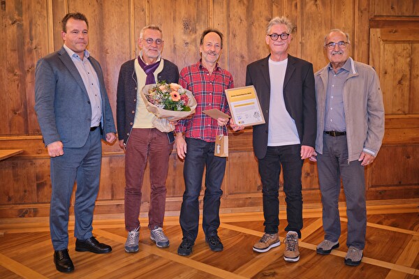 Bild von links nach rechts: Der Präsident der Umweltpreis-Jury Landammann Christian Arnold mit den Preisgekrönten des gemeinnützigen Vereins hackerspace uri: Peter Blumenstein und Hans-Tony Imhof, ehrenamtliche Helfer; Walter Planzer, Initiator und Präsident; Max Gisler, langjähriges Vereinsmitglied und Helfer