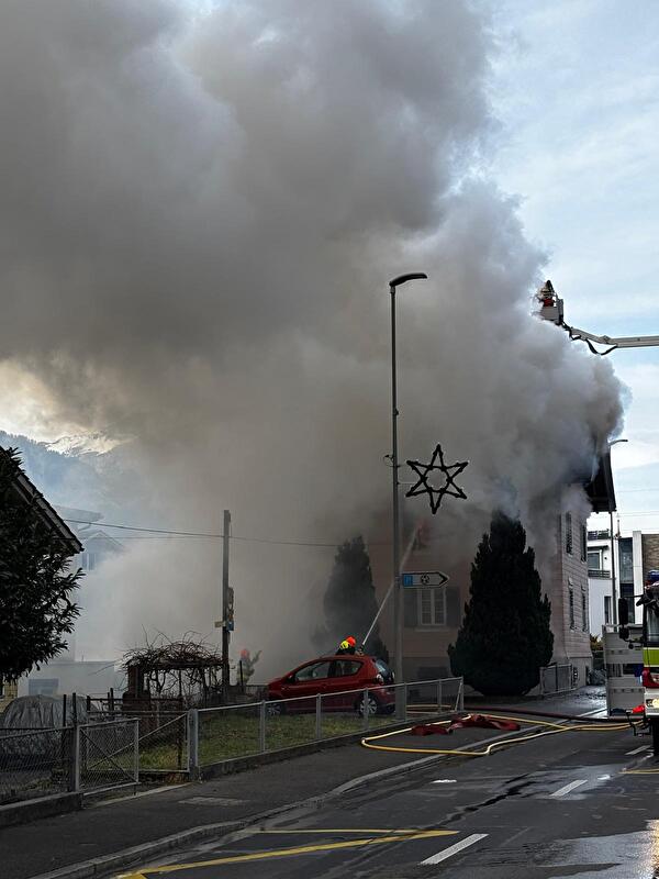 Wohnhausbrand - zwei Personen verletzt