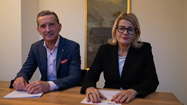 Regierungsrat Beat Jörg, Bildungs- und Kulturdirektor des Kantons Uri, und Ruth Wipfli Steinegger, Präsidentin des Stiftungsrats von Wissenschaft Uri, freuen sich über die Unterzeichnung der Programmvereinbarung für die Führung und den Betrieb des Forschungsinstituts «Kulturen der Alpen».