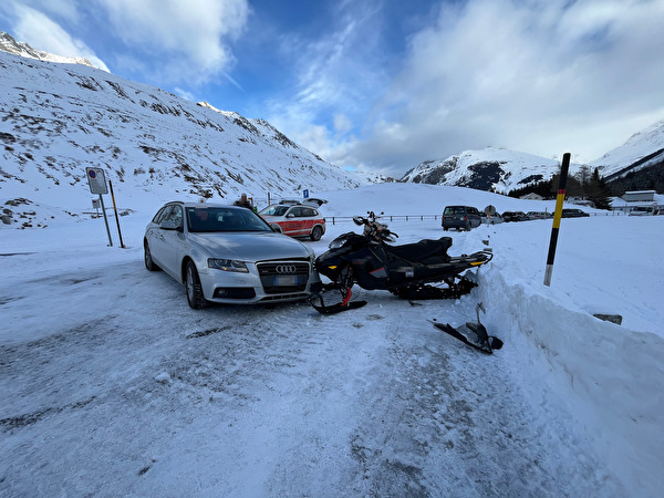 Verkehrsunfall zwischen Personenwagen und Motorschlitten – eine Person verletzt