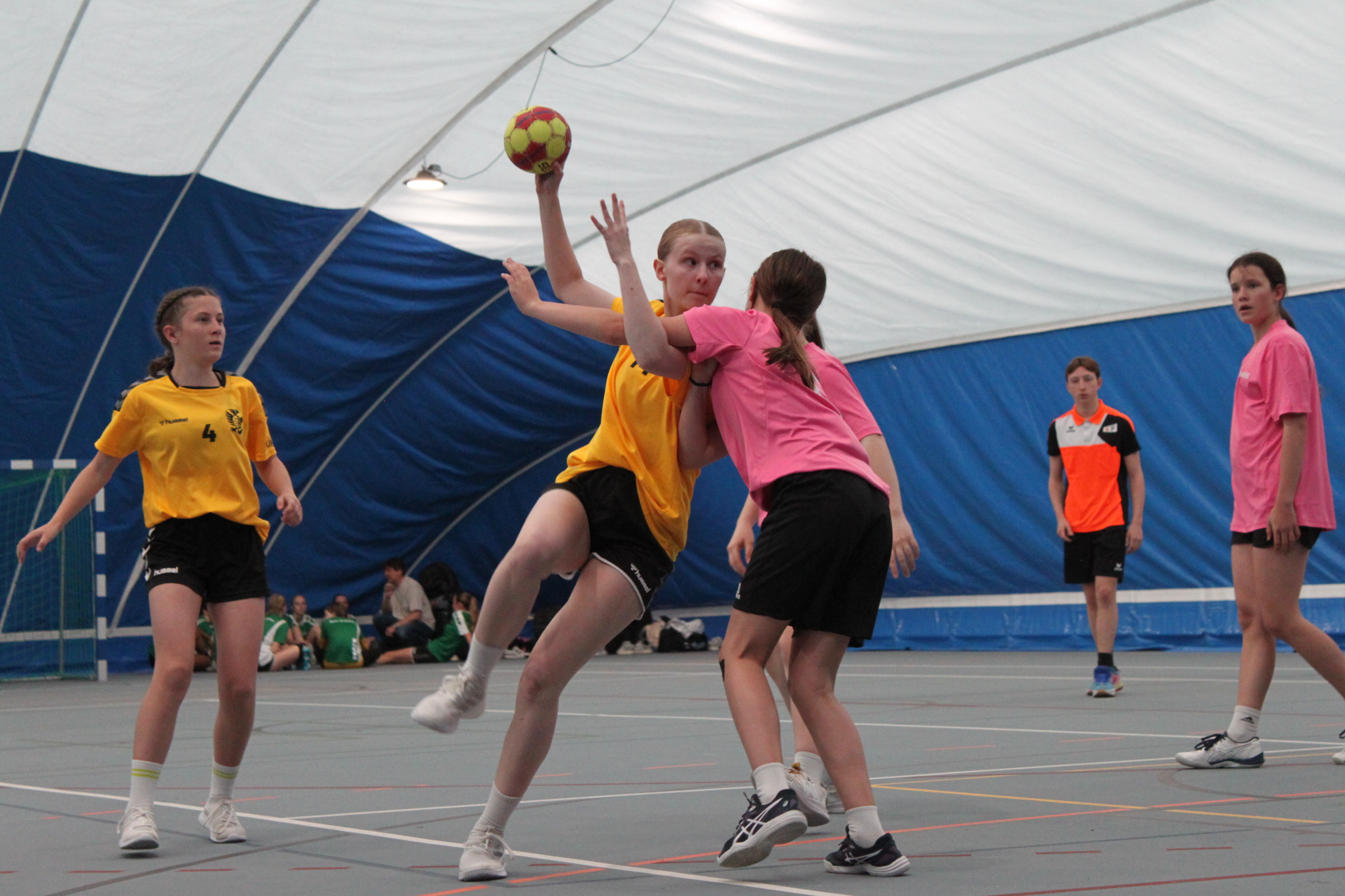 Handball Mädchen: Rang 9 Handball Mädchen: Sina Herger (links) und Nina Holzgang