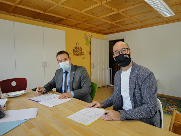 Regierungsrat Christian Arnold und Pascal Schnüriger, Geschäftsführer small Foot AG