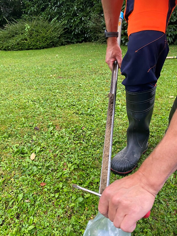 Eine Bodenprobe wird entnommen und sorgfältig eingepackt. Bild: PFAS Bodenprobe