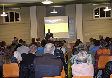 Vertreterinnen und Vertreter aus Schulbehörden, Politik und Bildungsorganisationen am Hearing zur Vision Volksschule Uri