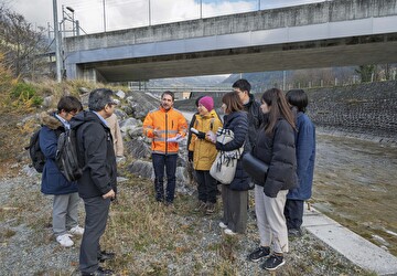 Die Wasserbauexpertinnen und -experten aus Tokyo bei der Besichtigung des RUAG-Sammlers in Bürglen zusammen mit Stefan Furger vom Amt für Tiefbau (orange Jacke). Bild Baudirektion Uri
