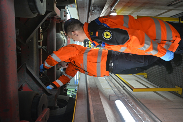 Eine Fahrzeugkontrolle im Schwerverkehrszentrum der Kantonspolizei Uri