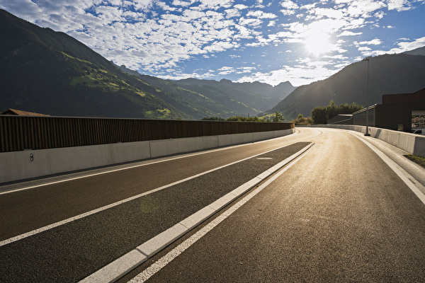 Die neue Strassenbrücke über den Schächen ist eines der Wahrzeichen der West-Ost-Verbindungsstrasse (WOV). Bild Baudirektion Uri