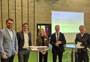 Die Teilnehmenden an der Podiumsdiskussion zu den Anstellungsbedingungen vlnr: Flavio Müller, Präsident VSL; Martin Drax Zillig, Co-Präsident LUR; Dagmar Rössler, Präsidentin LCH und Georg Simmen, Bildungs- und Kulturdirektor mit Moderator Christian Mattli, Generalsekretär BKD
